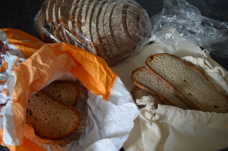 Brot in verschiedenen Verpackungen